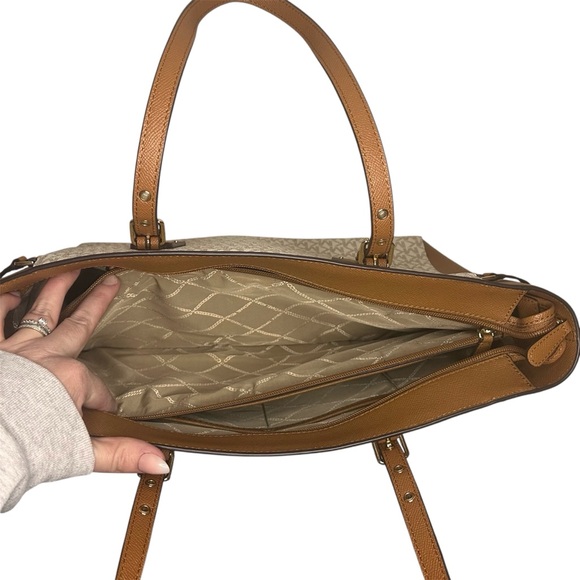 Michael Kors Voyager Medium Tote Bag in Vanilla & Acorn Tablet Pocket Zipper Top - Picture 6 of 10